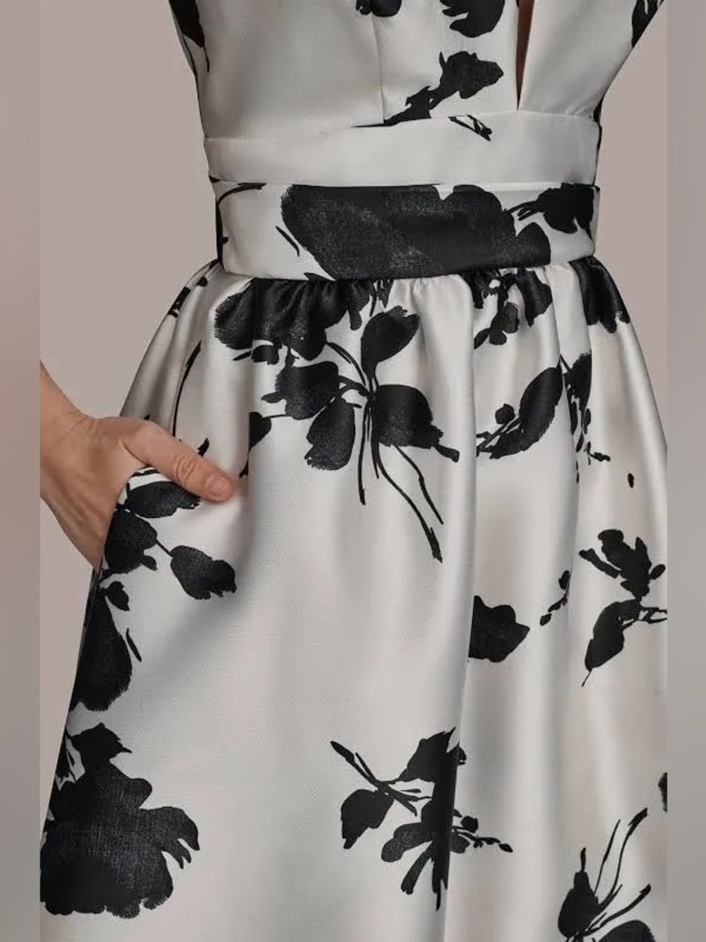 Donna Karan Black and White Floral V-Neck SLEEVELESS FIT AND FLARE GOWN - Picture 6 of 14